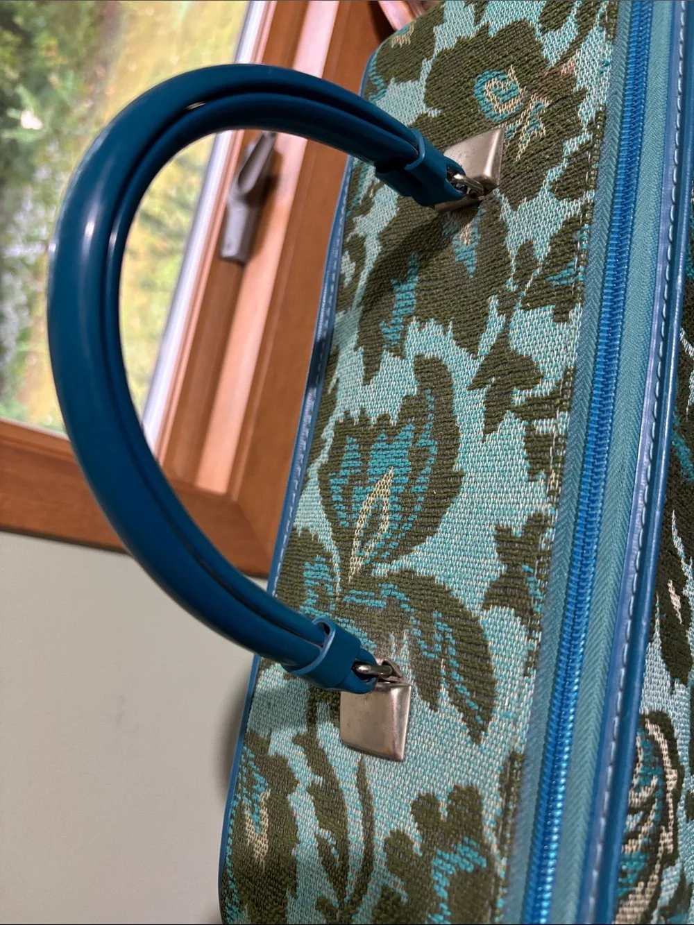 Vintage 1970 Avon floral tapestry travel case